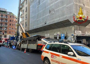 Milano, operaio colpito dal cestello di una gru caduto da 15 metri: è grave