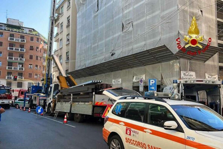 Milano, operaio colpito dal cestello di una gru caduto da 15 metri: è grave