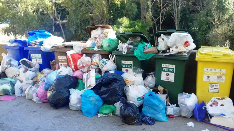 Modica, mancata raccolta indifferenziato: infuocano le polemiche