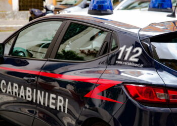 Picchia e chiude in figlio di 3 anni in camera solo con un secchio di acqua