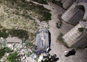 Scicli, vola giù dal ponte con l'auto: illeso per miracolo
