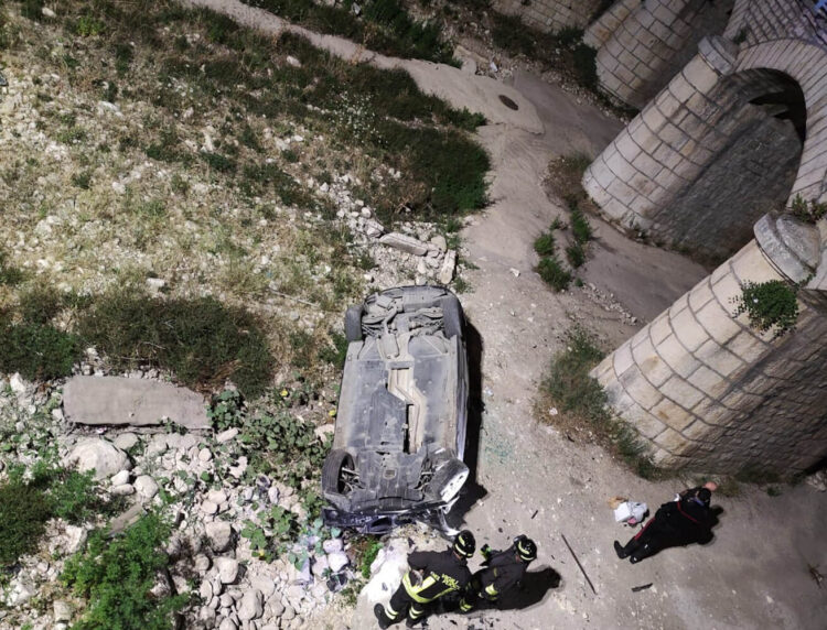 Scicli, vola giù dal ponte con l'auto: illeso per miracolo