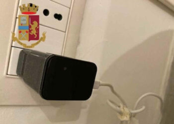 Spia clienti B&B con una microcamera: denunciato