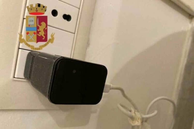 Spia clienti B&B con una microcamera: denunciato
