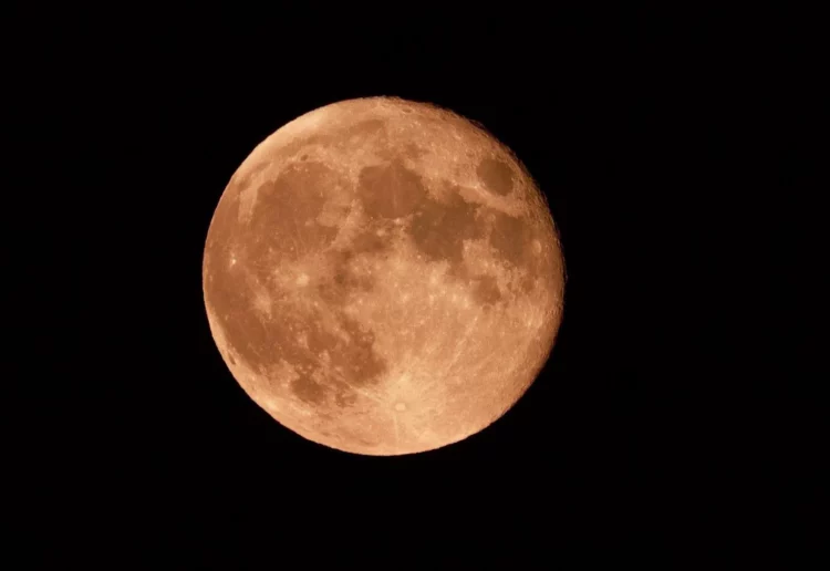 Stasera è la notte della Luna delle fragole: ecco cos'è