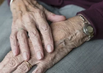 Veglia per giorni la mamma morta in casa