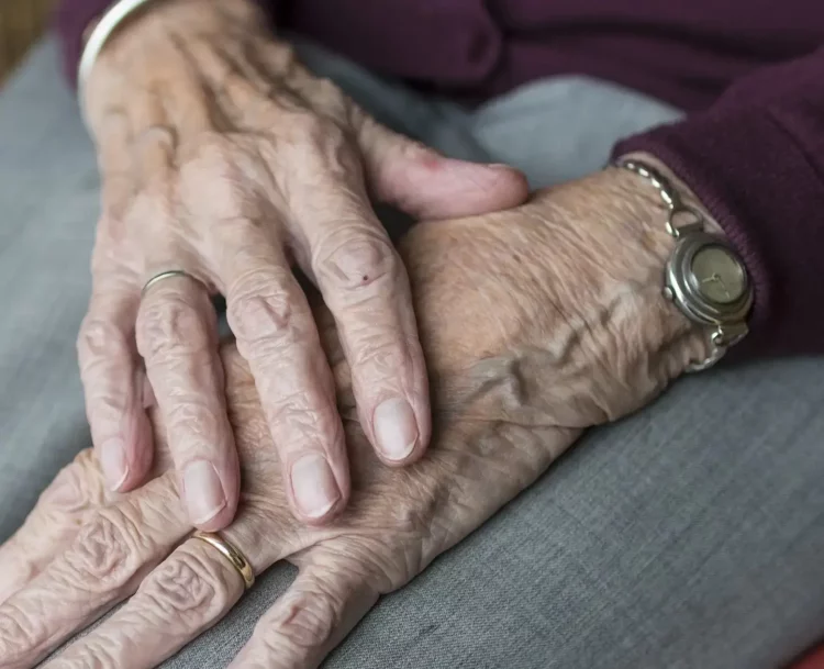 Veglia per giorni la mamma morta in casa