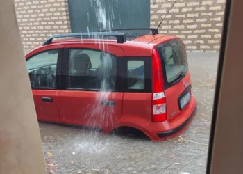 Bomba d'acqua a Vittoria, strade allagate FOTO E VIDEO