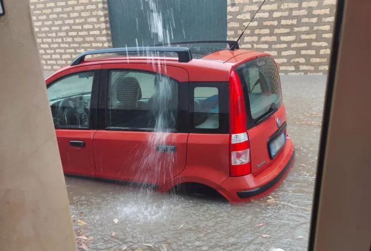 Bomba d'acqua a Vittoria, strade allagate FOTO E VIDEO