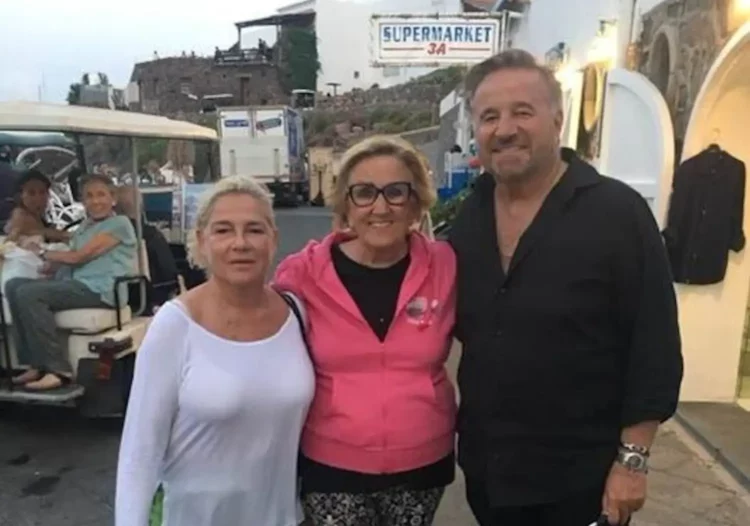 Christian De Sica a Panarea in catamarano con moglie e figli