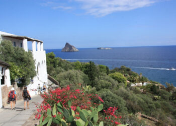 Michelle Hunziker alle Eolie, abbraccia parroco