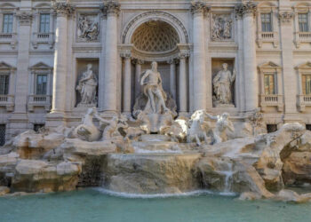 Fa il bagno nella Fontana di Trevi: multa da 450 euro