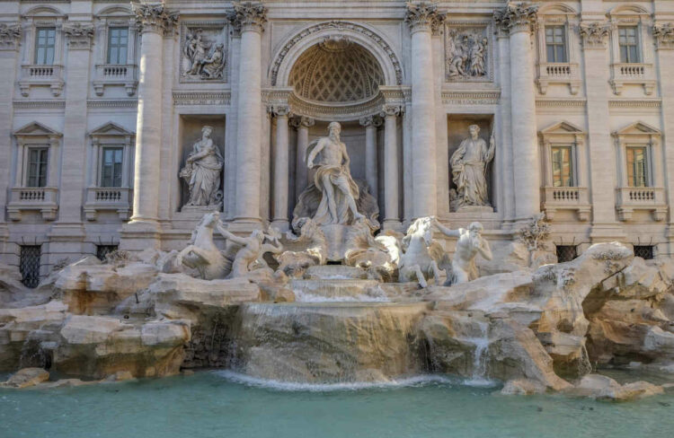 Fa il bagno nella Fontana di Trevi: multa da 450 euro