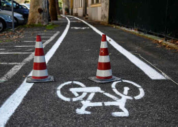 Un giovane è morto questo pomeriggio a Mestre investito da un'auto che aveva imboccato una pista ciclabile, nei pressi della stazione.