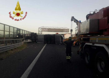 È di un morto e sei feriti il bilancio di un incidente avvenuto la scorsa notte, intorno alle 4, sull'autostrada A1 Milano-Napoli nel tratto tra Modena Sud e Valsamoggia, poi chiuso in entrambe le direzioni. Coinvolti, al chilometro 183, un'auto e due mezzi pesanti. Nello scontro, a una prima ricostruzione, uno dei camion si è ribaltato perdendo parte del suo carico - candeggina - e innescando un principio d'incendio spento da squadre dei vigili del fuoco di Bologna e Modena. La vittima è il conducente di uno dei mezzi pesanti mentre i feriti erano negli altri due veicoli. Oltre ai pompieri sono intervenuti i soccorsi, sanitari e meccanici, la Polizia stradale e il personale della direzione 3° tronco di Bologna di Autostrade per l'Italia. Al momento ci sono ancora tre chilometri di coda in direzione Milano in corrispondenza dell'uscita di Valsamoggia, quattro chilometri in direzione Bologna in corrispondenza dell'uscita di Modena Nord e sette chilometri di coda in direzione Bologna in corrispondenza dell'uscita di Modena Sud. Autostrade consiglia deviazioni di percorso a chi è in viaggio, soprattutto lunghe percorrenze.