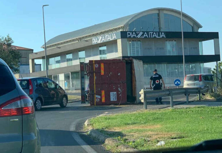 Incidente a Ragusa, camion si ribalta FOTO