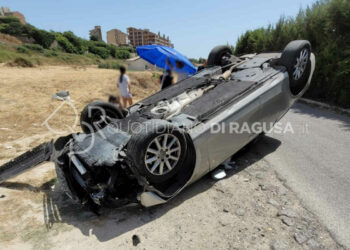 Incidente a Modica: auto si ribalta