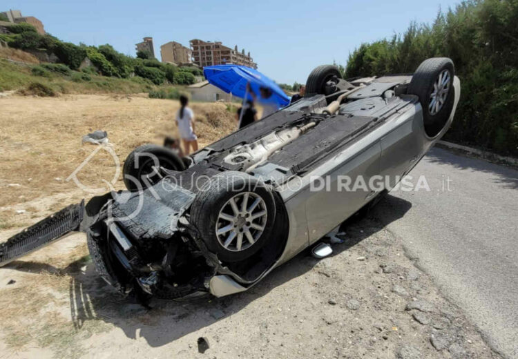 Incidente a Modica: auto si ribalta
