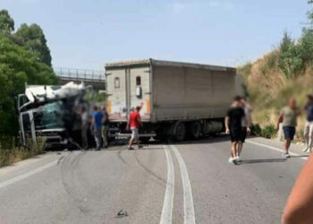 Terribile incidente sulla Ragusa-Catania, scontro tra 2 mezzi pesanti