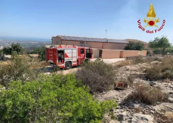 Incendio macchia mediterranea a Ispica