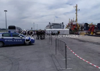 Quasi 500 migranti sbarcati a Pozzallo da due navi Ong