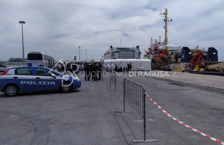 Quasi 500 migranti sbarcati a Pozzallo da due navi Ong