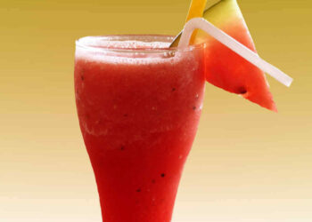Come preparare lo smoothie drenante all'anguria