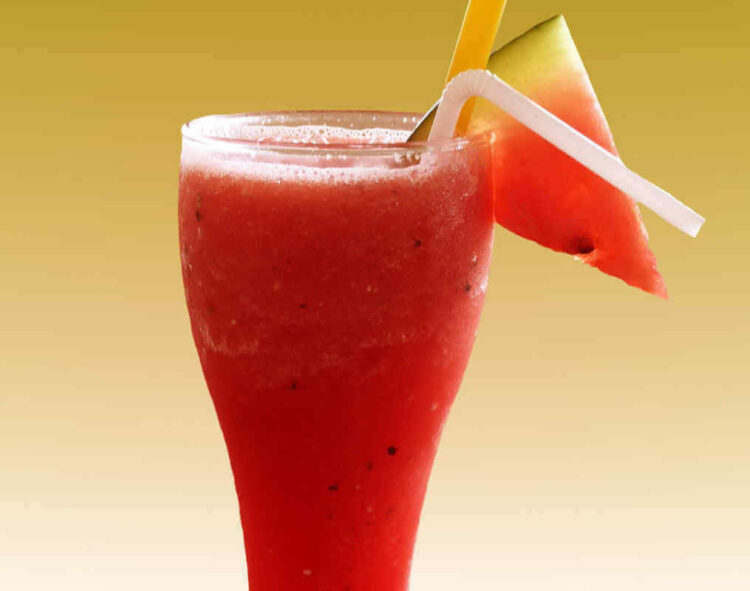 Come preparare lo smoothie drenante all'anguria