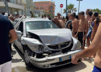 Tragedia sfiorata a Scoglitti, auto si schianta sul lungomare FOTO