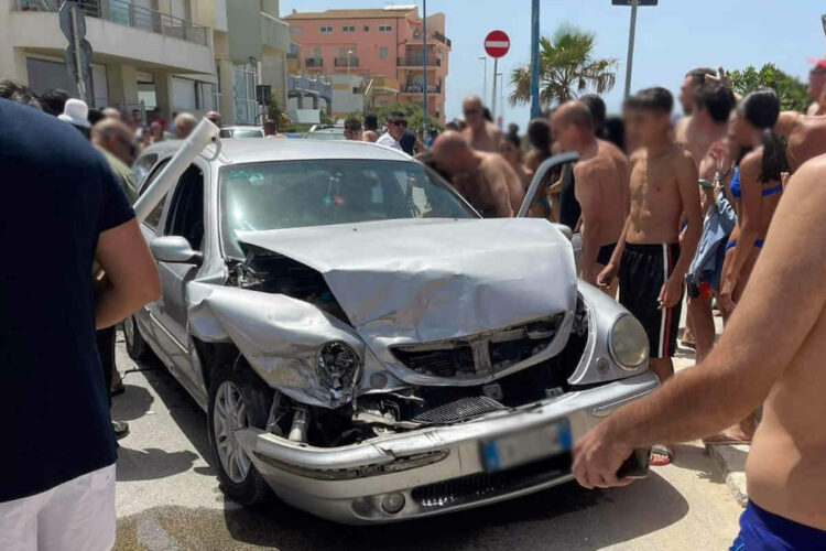 Tragedia sfiorata a Scoglitti, auto si schianta sul lungomare FOTO