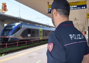 Lascia casa di riposo per suicidarsi disteso sui binari: soccorso e salvato