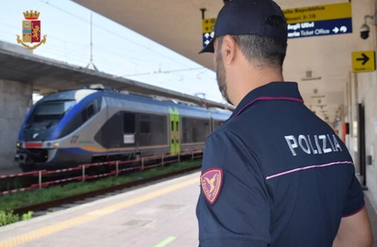 Lascia casa di riposo per suicidarsi disteso sui binari: soccorso e salvato