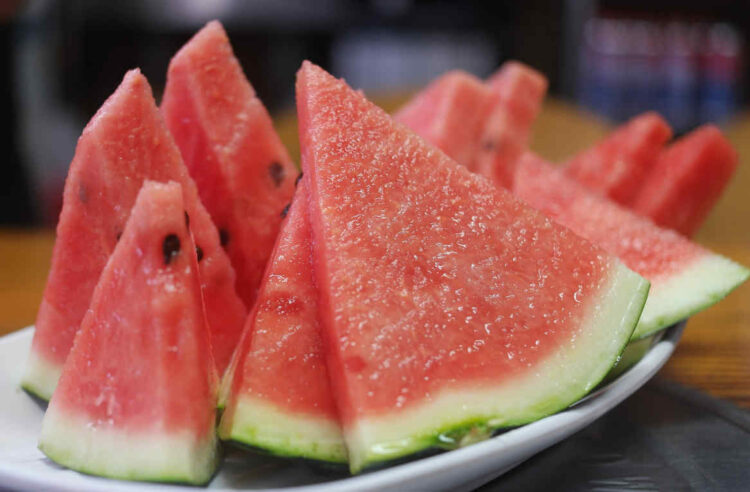 10 benefici dell'anguria