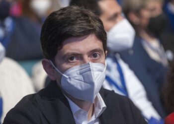 Covid, Speranza “Le mascherine restano fondamentali”