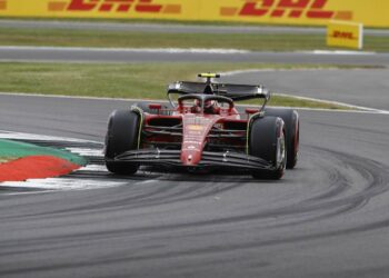 Pole di Sainz a Silverstone su Verstappen e Leclerc