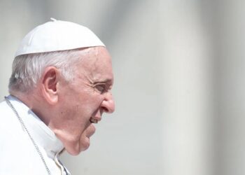 Papa Francesco “Porre fine a folle guerra in Ucraina”