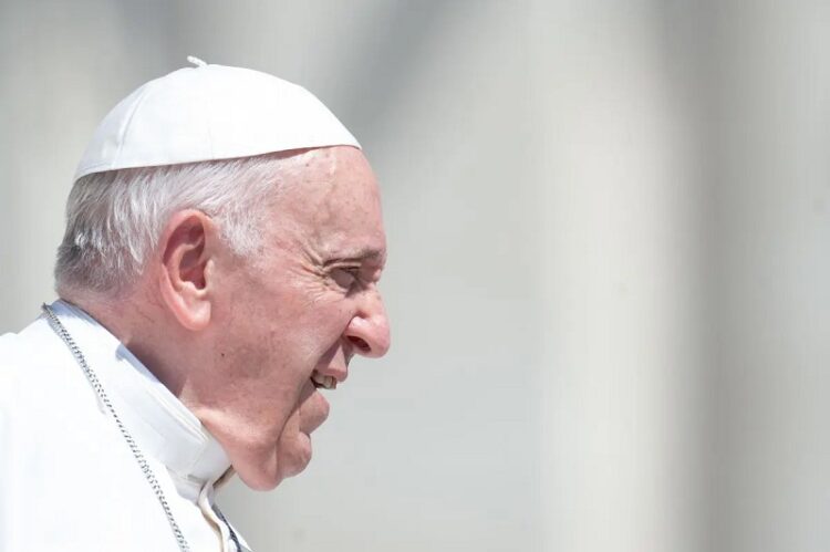 Papa Francesco “Porre fine a folle guerra in Ucraina”