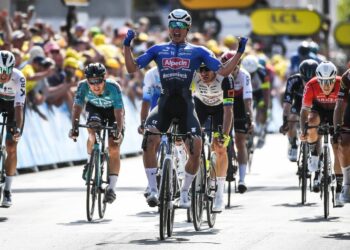 Philipsen vince la 15^ tappa del Tour davanti a Van Aert