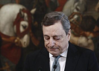 A Draghi l’applauso della Camera, il premier sale al Colle