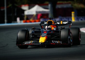Formula 1, Verstappen vince in Francia, Leclerc out