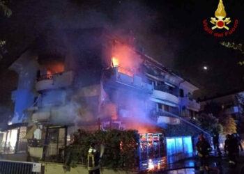 Brucia una palazzina nel Cesenate: salvate 6 persone