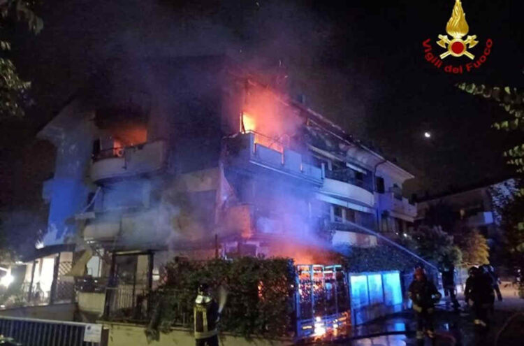 Brucia una palazzina nel Cesenate: salvate 6 persone