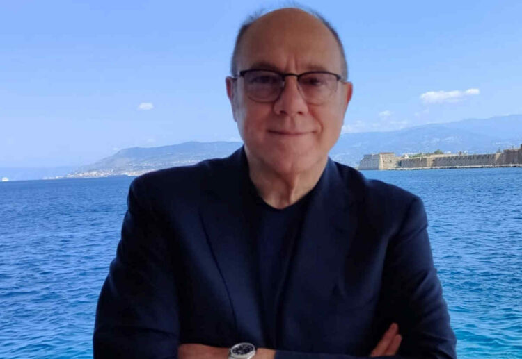 Carlo Verdone alla serata finale dell'Ortigia Film Festival (a Siracusa dal 16 al 23 luglio) per ripercorrere la carriera dell'amico e scenografo Maurizio Marchitelli con cui ha collaborato a partire dal 1995 con Viaggi di Nozze fino al 2006 con il film Il mio Miglior Nemico, che gli è valso la candidatura al Premio David di Donatello come miglior scenografo. Maurizio Marchitelli è stato un grande amico di Ortigia Film Festival e nella sua lunga carriera ha curato, tra gli altri, le scenografie di: Americano Rosso di Alessandro D'Alatri, Le mille bolle blu e Camerieri di Leone Pompucci. Ha firmato più di 250 film pubblicitari. La serata in omaggio a Maurizio Marchitelli sarà moderata da Steve Della Casa che intervisterà sul palco Carlo Verdone. Sullo schermo un inedito montaggio tratto dai backstage dei sui film realizzato da Mario Canale, curato da Luigi Rizza con le musiche di Lele Marchitelli. La XIV edizione di Ortigia Film Festival prevede tre sezioni competitive: il Concorso Lungometraggi opere prime e seconde italiane, il Concorso Documentari e il Concorso Internazionale Cortometraggi. Due le sezioni non competitive: Cinema Women e il cinema in connubio con un'altra arte che quest'anno sarà la Musica. Ortigia Film Festival, con la direzione artistica di Lisa Romano e Paola Poli, si svolge nelle piazze del centro storico della città di Siracusa.