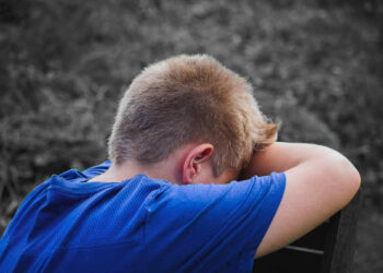 Partono per le vacanze e dimenticano il figlio di 7 anni a casa