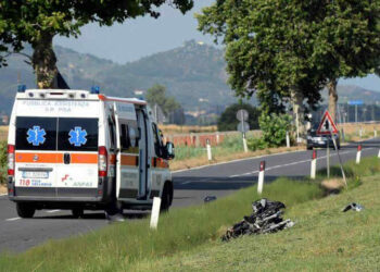 Italia: scappa dopo incidente, poi cade e muore