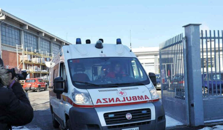 Sicilia, operaio cade da tetto di un capannone e muore