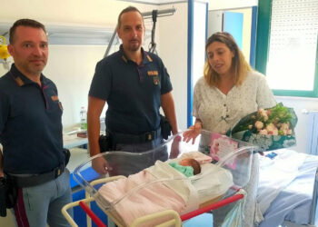 Donna partorisce in auto in autostrada: aiutata dai poliziotti