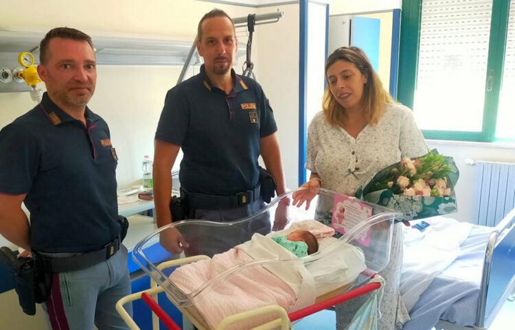 Donna partorisce in auto in autostrada: aiutata dai poliziotti