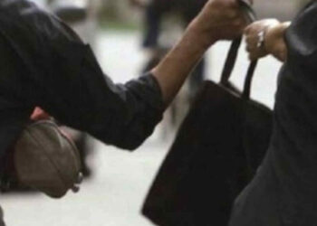 Comiso, ruba borsa a una donna e poi la restituisce
