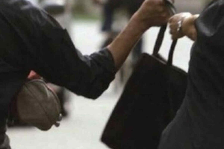 Comiso, ruba borsa a una donna e poi la restituisce